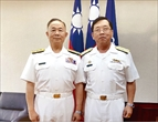 作者許培山（右）在海軍副司令任內，獲司令陳永康上將（左）授權，參與協調經國七海文化園區事宜。 （圖／許培山）