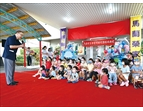 「孩子是我們的未來！」主委出席馬蘭榮家幼兒園開幕儀式，看到可愛的幼兒園小朋友，非常開心。（圖／林建榮）