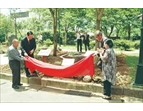 日本滋賀日華親善協會捐贈日式庭園予八德自費安養中心，由劉艾迪副秘書長（左二），與北川會長（右後）共同揭幕。（曾建閔攝）
