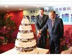 輔導會高華柱主任委員與榮工公司董事長沈景鵬一同切蛋糕，歡慶榮工公司五十周年。（張光棣攝）