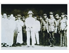國父為革命建國理想在黃埔創立陸軍軍官學校，圖為  國父與先總統  蔣公在開學時留下的珍貴歷史畫面。