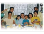 李又玲（前座左一）和她的兒孫們。