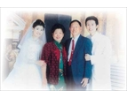 民國九十一年間，許榮、陳金菊伉儷（中）和新婚兒媳勇信、林品均合影。