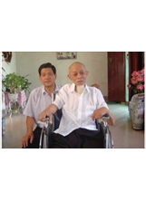 馬蘭榮家葉慶聰主任（左）往訪旅居大陸的年長榮民。之照片