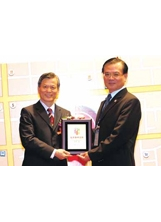 榮獲「醫療設施類優等友善建築」殊榮，院長王志龍（圖右）日前代表接受表揚。之照片