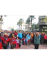 以行動愛國，精忠新城居民扶老攜幼參加元旦升旗典禮。（圖片提供／默莎）之照片