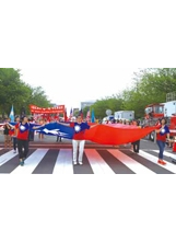 華府榮光聯誼會高舉中華民國國旗參加美國國家國殤日大遊行。 （圖片提供／輔導會）之照片