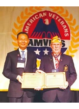 李主委（左）代表政府頒贈美國退協總會長皮金先生「五等雲麾勳章」及證書。（圖片提供／輔導會）之照片