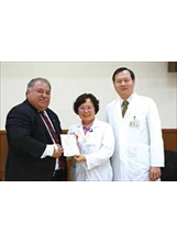 諾魯總統瓦卡（左）感謝中榮院長許惠恒（右）、營養室主任楊妹鳳等醫護人員的醫療協助。 （圖片提供／中榮）之照片