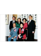 民國九十年春節前，童崇基、趙家瑜伉儷（前排）和其四名子女（後排）合影。之照片