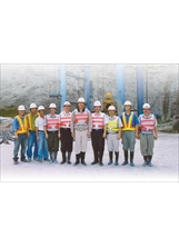 高主委（右五）視察雪山隧道一號通風豎井工程，並與工程人員合影留念。 （孫利安攝）之照片