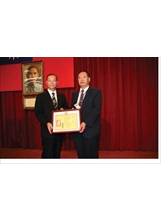林文山副主委（左）於月會中頒獎表揚台東榮院前院長徐弘，表彰其在院長任內績效卓著。（張光棣攝）之照片