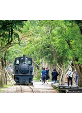 循著森林鐵道而行，沿途可見古老蒸汽火車頭和舊竹林車站。之照片