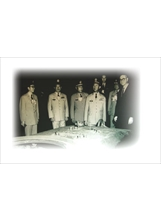 宋達將軍（左四）擔任陸軍供應司令部司令時，前往美國陸軍戰車製造研發中心參觀訪問。（本報資料照片）之照片