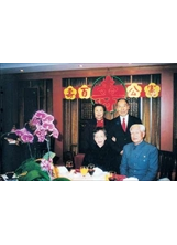 胡文憲（前排右)歡度九十壽誕，左為其夫人林韶英。之照片