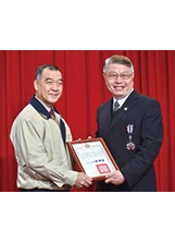 主任委員（左）頒發三等榮光專業獎章給馮逸成（右）。（記者林建榮／攝影）之照片
