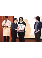 高榮獲得「子宮頸抹片檢查友善醫療環境」優等獎，由門診護理長鄭淑芬（右2）代表領獎。 （圖／高榮）之照片