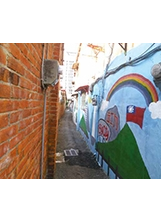 居民在社區牆上彩繪許多圖案，用心活化空間。之照片