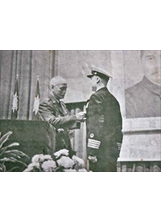 先總統蔣公親自為陳降任佩戴海軍戰鬥英雄獎章。（圖／陳降任提供，林建榮翻攝）之照片
