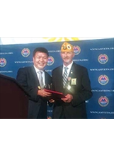 李副主任委員（左）贈一等榮光專業獎章給美國退伍軍人協會總會長波克（右）。（圖／輔導會）之照片