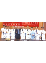 高榮副院長鄭紹宇（右5）、重症醫學部主任黃偉春（左3）與日本學者松原廣巳（左5）等人在簽約後合影。（圖／高榮）之照片