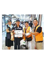 榮服處同仁和志工前往松山機場接機，讓楊爾銘伯伯（左２）驚喜不已。（圖／新北市榮服處）之照片