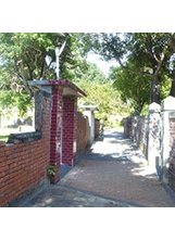 水交社公園結合舊建築遺址，保留舊巷道。之照片