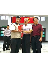 李副主任委員（左）贈加菜金，由住民王步祖（中）代表接受。（圖／臺北榮家）之照片