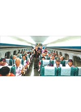 長輩們在台灣高鐵贊助下，快樂搭高鐵出遊。（圖／岡山榮家）之照片