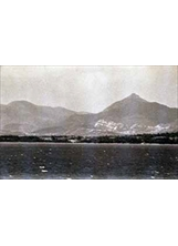 國軍攻擊主力部隊當時由金門出發，向南日島隱密航行，官兵們個個士氣高昂。圖為由外海眺望金門列島示意圖。之照片