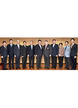 李副主任委員（中）會見維文（右5）並合影留念。左5為副主任委員呂嘉凱。（記者林建榮／攝影）之照片