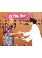 印尼棉蘭市長祖爾米（左）感謝高榮的醫療協助，並與院長劉俊鵬（右）互贈紀念品。（圖／高榮）之照片