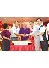 主任委員（右2）前往新竹榮家祝賀于爺爺百歲生日，快樂合切蛋糕。（圖／新竹榮家）之照片