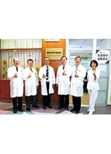 中榮「實證決策管理委員會」在院長許惠恒（右3）等人主持下揭牌。（圖／中榮）之照片