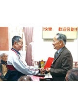 呂副主任委員（右）致贈團體加菜金，由許生財伯伯（左）代表接受。（圖／雲林榮家）之照片