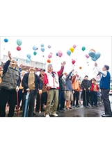 在飛翔的許願氣球中，屏東榮家伯伯們祈祝新年一切順利。之照片