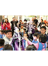 「仙界小霹靂」布袋戲在北榮首演，許多小朋友第一次看到布袋戲主角素還真「本尊」，高興得上前握手。之照片