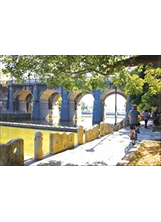 關西牛欄河道上的東安古橋，外型古典，是縣定古蹟。之照片
