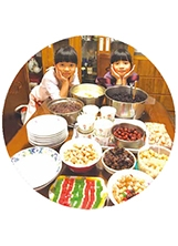 張蘭澄的雙胞胎孫女幫忙製作春節應景食品，模樣超萌。（圖／梅淑慧）之照片