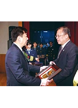 內政部政務次長陳宗彥（左）頒發「績優役政單位」給輔導會，由人事處處長林正壹（右）代表領獎。（圖／輔導會）之照片