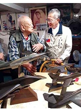 宋竹三爺爺（左）以木工製作多架飛機模型，讓屏東縣榮服處處長方擎國（右）佩服不已。（圖／屏東縣榮服處）之照片