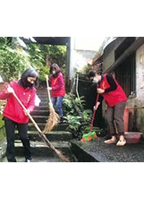 榮欣志工隊婦女關懷組打掃楊伯伯住處的屋外環境。（圖／基隆市榮服處）之照片