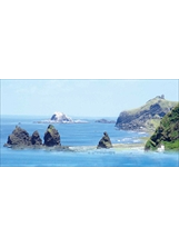 碧海、藍天、奇岩、村落，綠島風景如畫。位於圖前中央的巨石名為「將軍岩」，圖後右方則是「牛頭山」。之照片