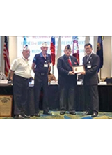 主任祕書（右1）贈玫瑰石感謝牌給美國海外作戰退伍軍人協會太平洋區會長麥克．維文（右2）。（圖／輔導會）之照片