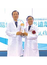 中榮院長許惠恒（左）與家醫部主任劉夷生（右）在戒菸日活動中展示「國際無菸醫院」金獎獎座。（圖／中榮）之照片