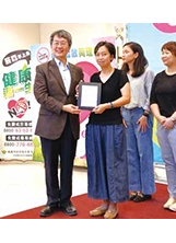 高榮獲無菸醫院特優，由護理師張秀梅（左2）代表領獎。（圖／高榮）之照片