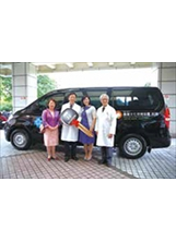 臺中市義愛文化培育協會理事長賈惠安（右2）捐贈偏鄉醫療巡迴車。（圖／中榮埔里分院）之照片