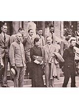 時任委員長的蔣中正（前左）在廬山發表抗戰聲明後，與外國媒體步出會場。之照片