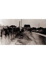 盧溝橋因日軍砲火攻擊受損，國軍在橋上堆沙包防禦。之照片