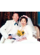 王永明伉儷初結婚時因經濟狀況沒能拍婚紗照，直到結婚40周年時才拍了第一張。之照片